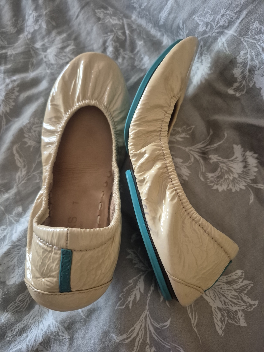 Tieks Cream Patent Ballet Flats with Teal Sole Accent Sz 7